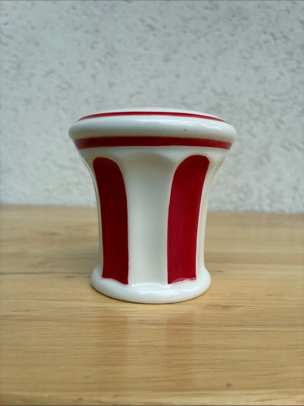 Williams-Sonoma ceramic popcorn salt shaker. Red & white popcorn bucket design